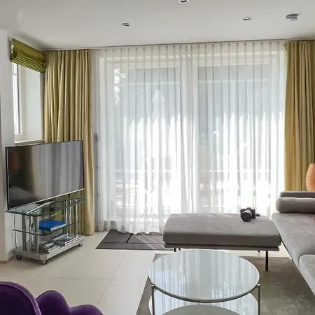 Schwarzer In Appartement *
